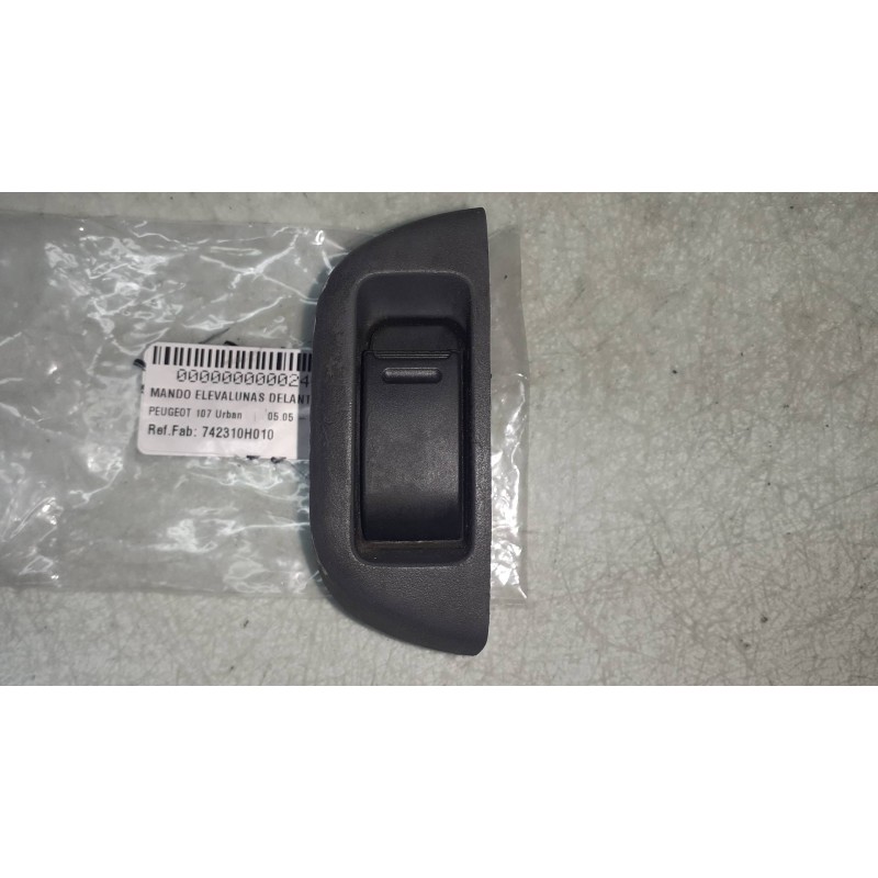 Recambio de mando elevalunas delantero derecho para peugeot 107 urban referencia OEM IAM 742310H010  VERDE