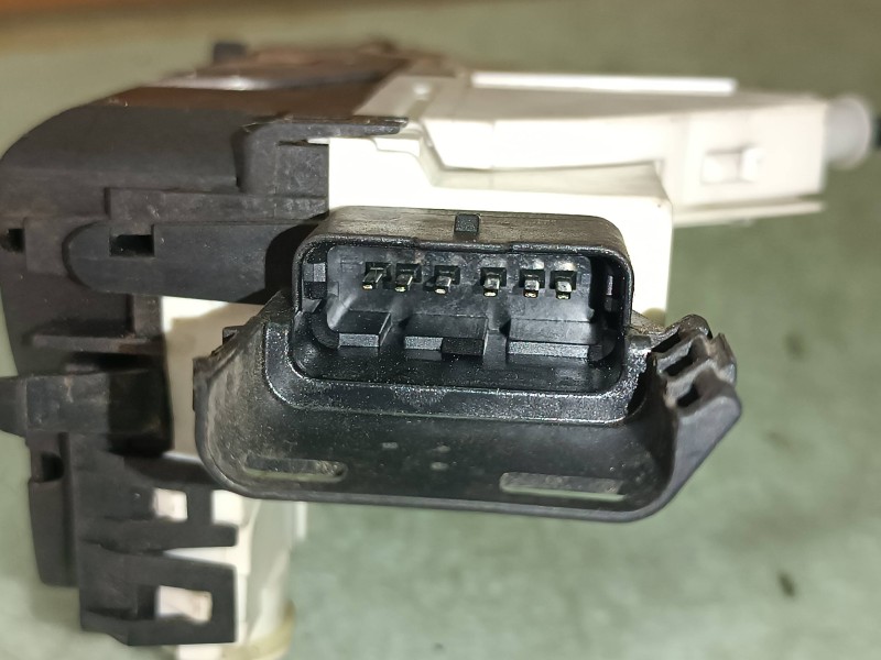 Recambio de cerradura puerta delantera izquierda para peugeot partner kombi premium referencia OEM IAM 828406  ELECTRICA