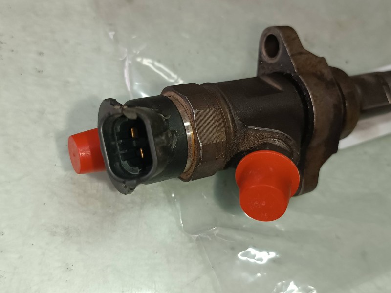 Recambio de inyector para peugeot partner kombi premium referencia OEM IAM 0445110311 620033 CONECTOR 2 PINES