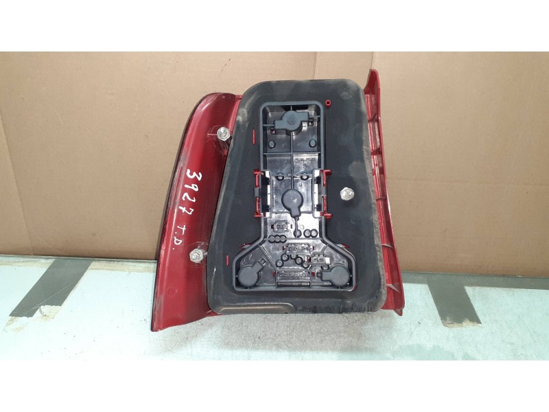 Recambio de piloto trasero derecho para volkswagen passat berlina (3b2) comfortline referencia OEM IAM 3B5945257  