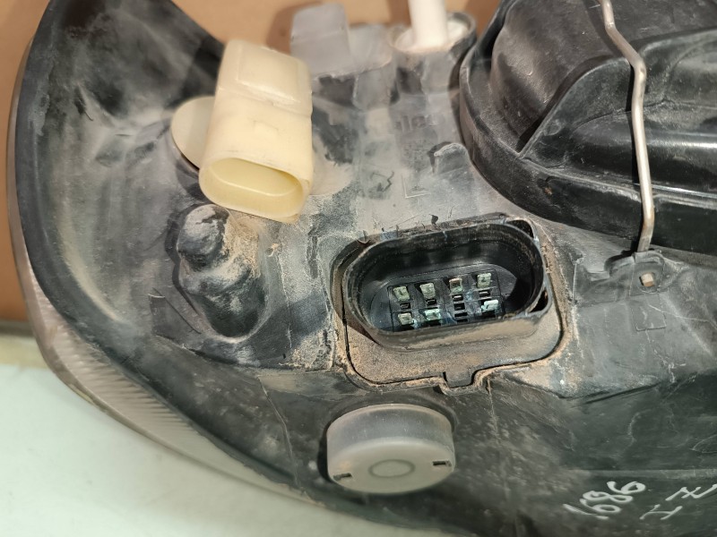 Recambio de faro izquierdo para seat ibiza (6k1) select referencia OEM IAM 087584 67743739 VALEO