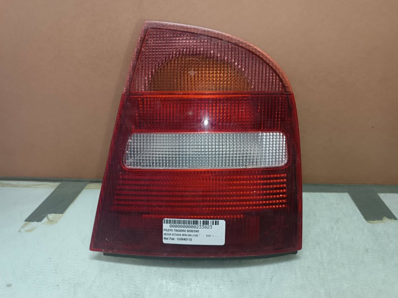 Recambio de piloto trasero derecho para skoda octavia berlina (1u2) 1.8 20v slx referencia OEM IAM 1U6945112  VALEO Recambio de piloto trasero derecho para skoda octavia berlina (1u2) 1.8 20v slx referencia OEM IAM 1U6945112  VALEO