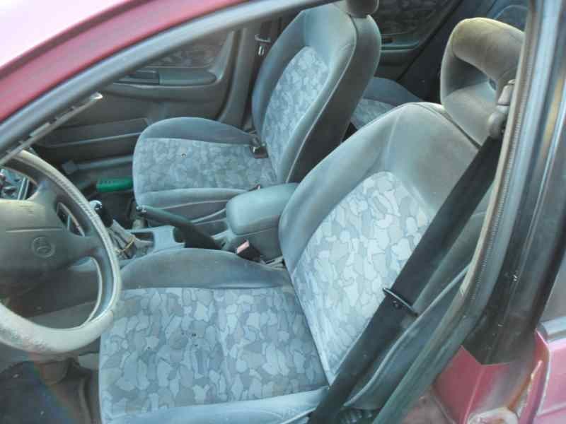 toyota avensis berlina (t 22) del año 1998