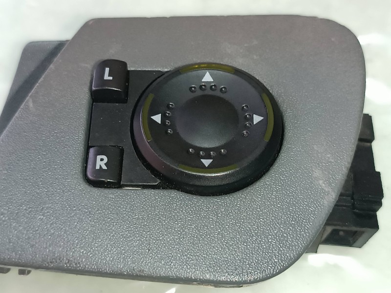 Recambio de mando retrovisor para skoda octavia berlina (1u2) referencia OEM IAM 1U1959565C  CONECTOR 4 PINES
