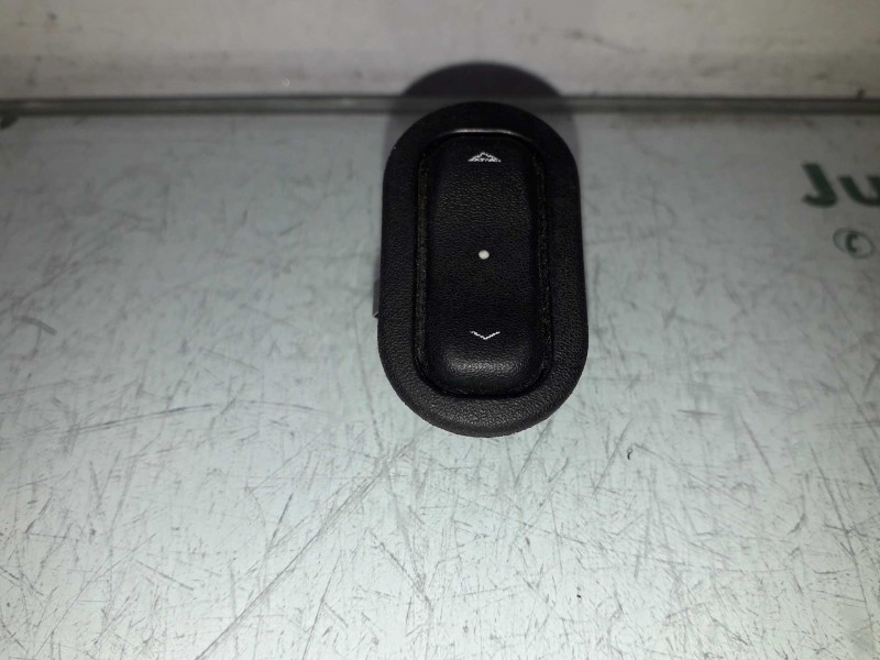 Recambio de mando elevalunas delantero derecho para opel astra g berlina club referencia OEM IAM 13363100 90561388  Recambio de mando elevalunas delantero derecho para opel astra g berlina club referencia OEM IAM 13363100 90561388