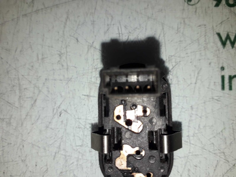 Recambio de mando elevalunas delantero derecho para opel astra g berlina club referencia OEM IAM 13363100 90561388  Recambio de mando elevalunas delantero derecho para opel astra g berlina club referencia OEM IAM 13363100 90561388