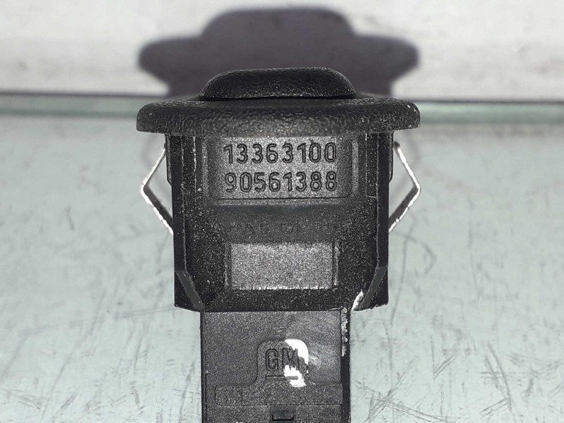 Recambio de mando elevalunas delantero derecho para opel astra g berlina club referencia OEM IAM 13363100 90561388  Recambio de mando elevalunas delantero derecho para opel astra g berlina club referencia OEM IAM 13363100 90561388