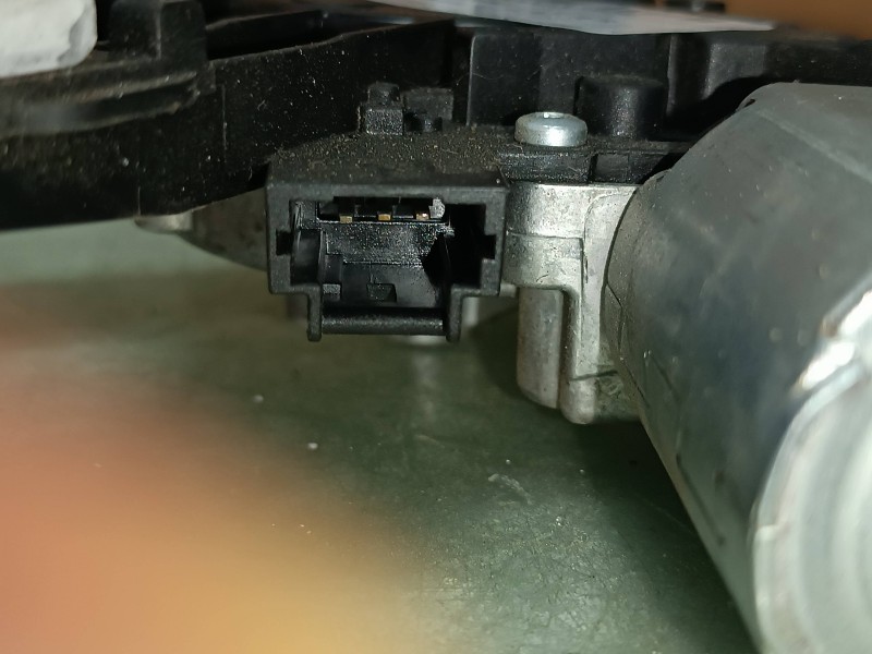 Recambio de motor limpia trasero para peugeot 308 business line referencia OEM IAM 9819523180 0390205010 BOSCH