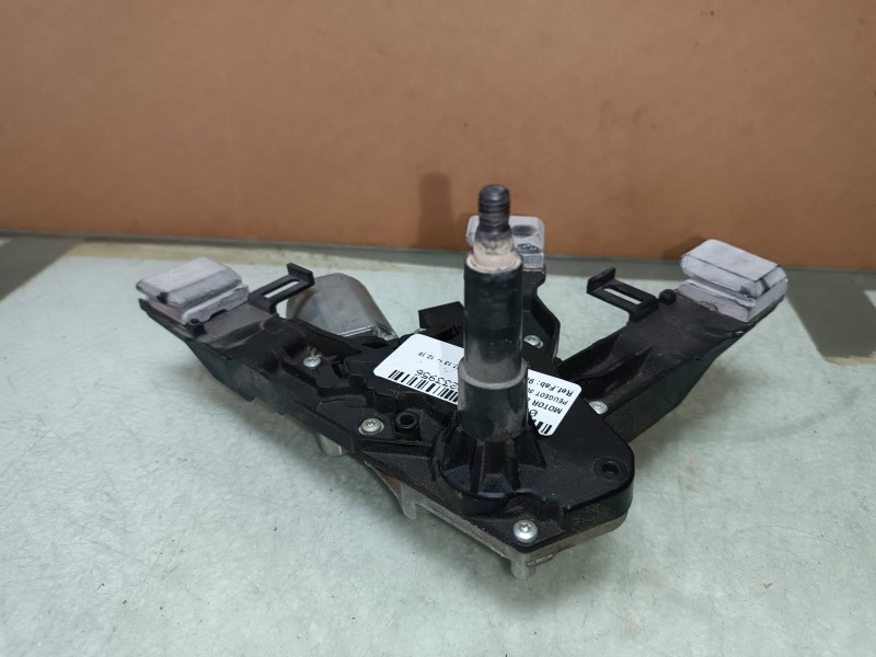 Recambio de motor limpia trasero para peugeot 308 business line referencia OEM IAM 9819523180 0390205010 BOSCH