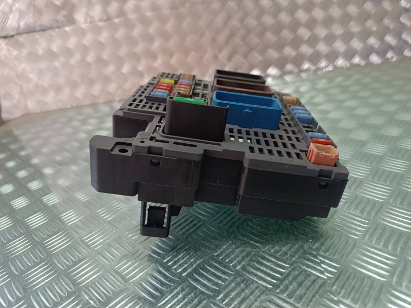 Recambio de caja reles / fusibles para citroen c4 picasso feel referencia OEM IAM 9810296180 BSMZ0301 DELPHI
