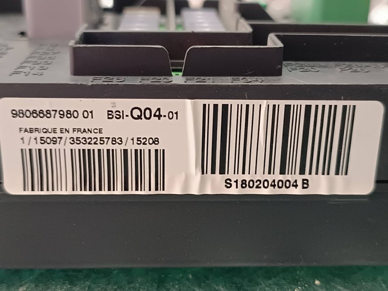 Recambio de caja reles / fusibles para citroen c4 picasso feel referencia OEM IAM 9806687980 BSIQ0401 CONTINENTAL