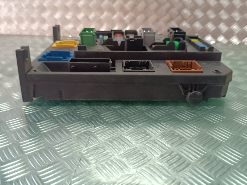 Recambio de caja reles / fusibles para citroen c4 picasso feel referencia OEM IAM 9806687980 BSIQ0401 CONTINENTAL