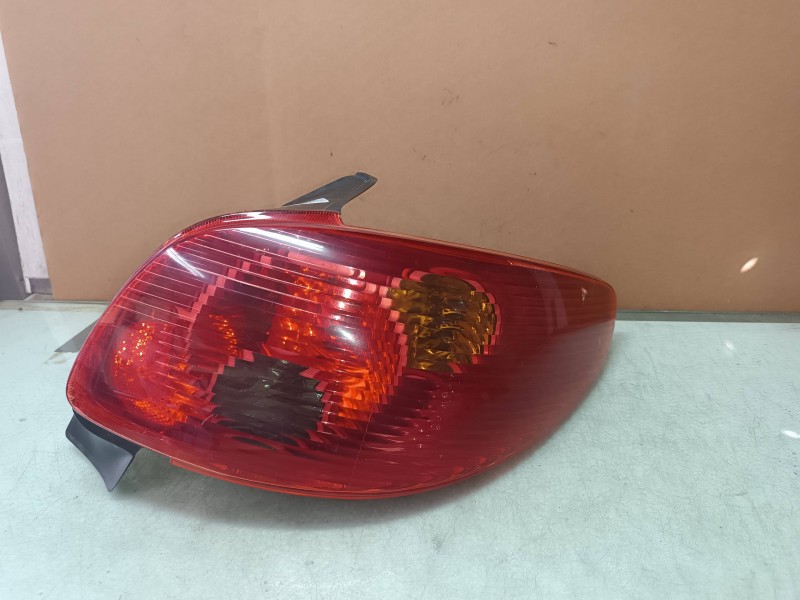 Recambio de piloto trasero derecho para peugeot 206 berlina xs-line referencia OEM IAM   