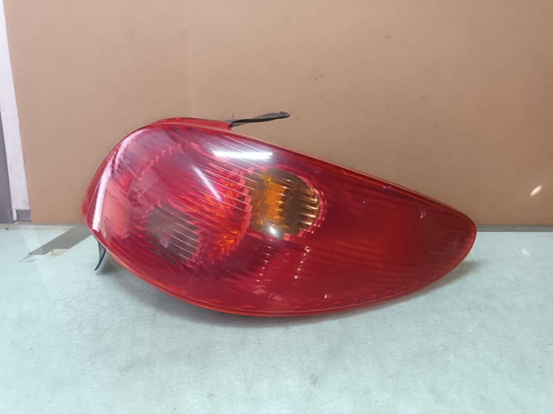 Recambio de piloto trasero derecho para peugeot 206 berlina xs-line referencia OEM IAM   