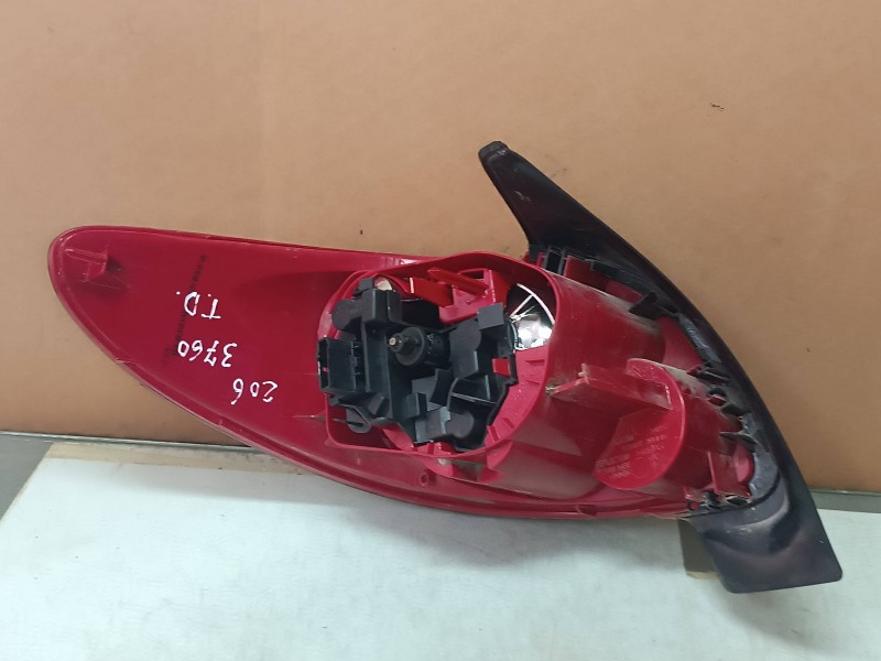 Recambio de piloto trasero derecho para peugeot 206 berlina xs-line referencia OEM IAM   