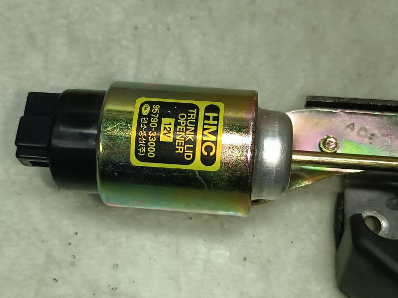 Recambio de cerradura maletero / porton para kia opirus básico referencia OEM IAM 9579033000  CONECTOR 2 PINES