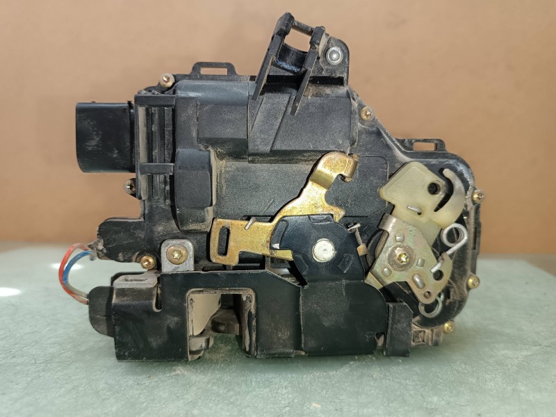 Recambio de cerradura puerta delantera derecha para seat leon (1m1) stella referencia OEM IAM C3B1837016H NEGRO ELECTRICA