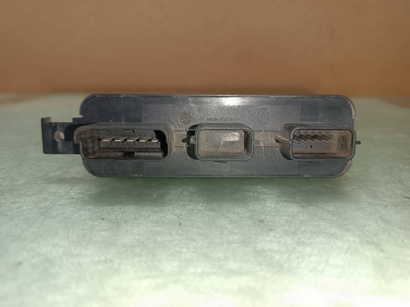Recambio de centralita luces para renault clio iii confort dynamique referencia OEM IAM 8200261817  CENTRALITA LUCES