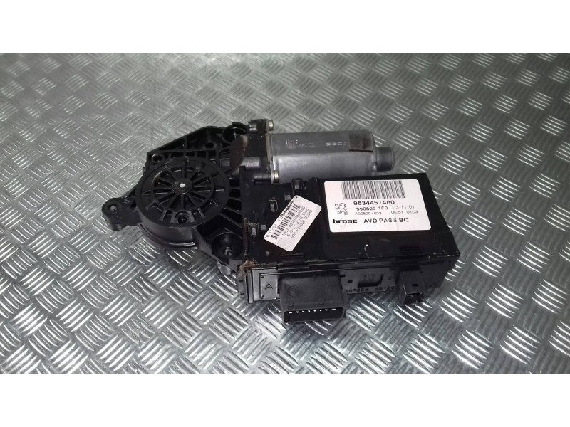 Recambio de motor elevalunas delantero derecho para peugeot 307 (s1) xt referencia OEM IAM 9634457480 0130821766 BROSE