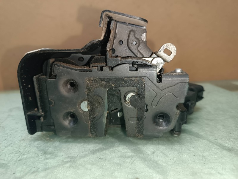 Recambio de cerradura puerta delantera derecha para ford focus lim. (cb4) titanium referencia OEM IAM 7M5AR21812AA NEGRO ELECTRI