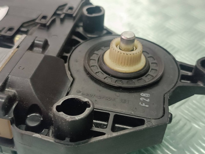 Recambio de motor elevalunas delantero izquierdo para peugeot 307 (s1) xt referencia OEM IAM 9634457580 0130821767 BROSE