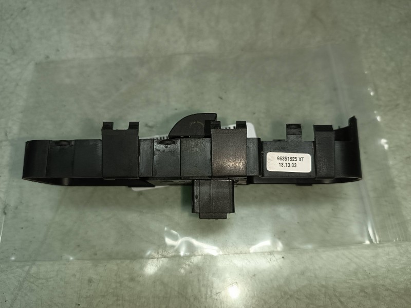 Recambio de mando elevalunas delantero derecho para peugeot 307 (s1) xs referencia OEM IAM 96351625XT  CONECTOR 4 PINES