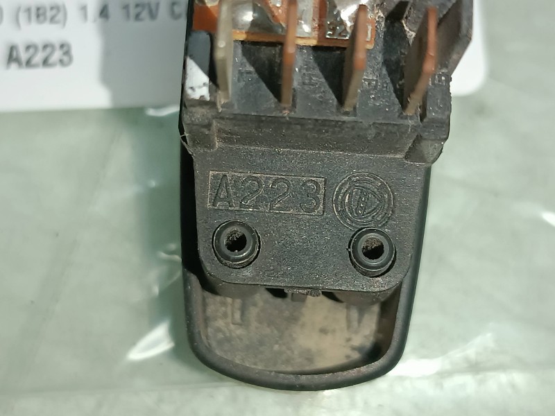 Recambio de warning para fiat bravo (182) 1.4 12v cat referencia OEM IAM A223  CONECTOR 8 PINES