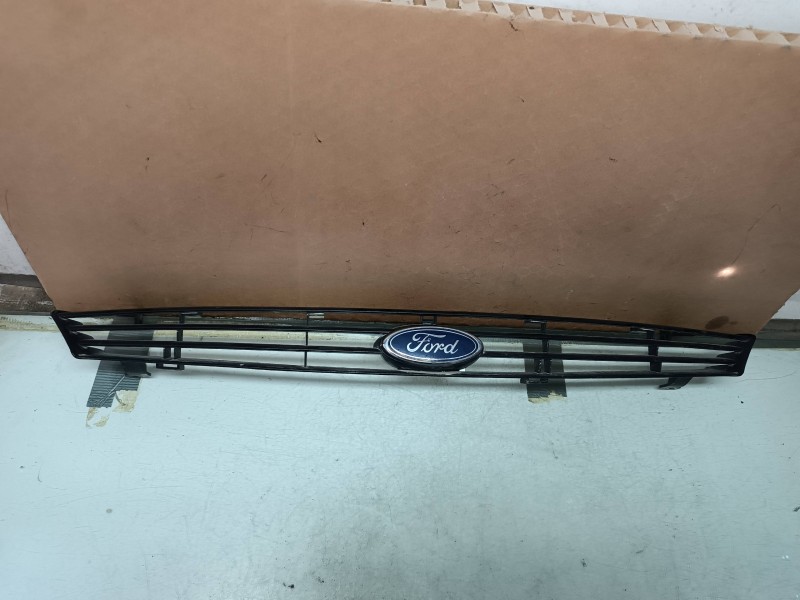 Recambio de rejilla delantera para ford focus berlina (cak) ambiente referencia OEM IAM C8S4A  