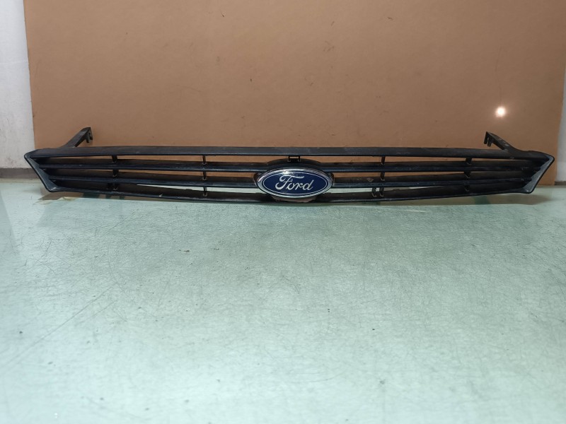 Recambio de rejilla delantera para ford focus berlina (cak) ambiente referencia OEM IAM C8S4A  