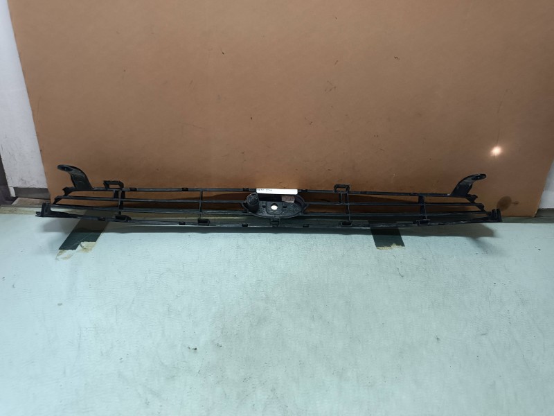 Recambio de rejilla delantera para ford focus berlina (cak) ambiente referencia OEM IAM C8S4A  