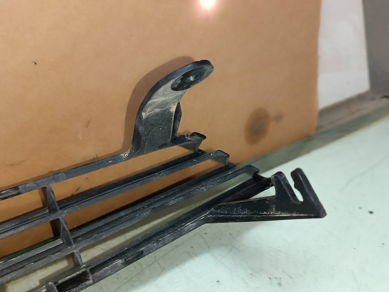 Recambio de rejilla delantera para ford focus berlina (cak) ambiente referencia OEM IAM C8S4A  