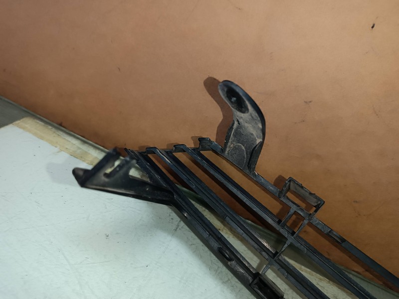 Recambio de rejilla delantera para ford focus berlina (cak) ambiente referencia OEM IAM C8S4A  