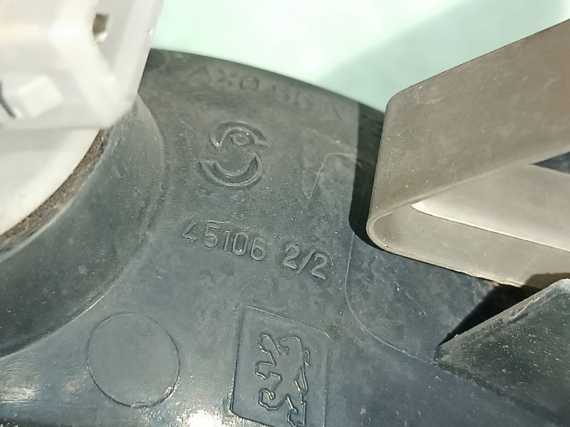 Recambio de luz central de freno para peugeot 206 berlina xt referencia OEM IAM 45106  2 PINES