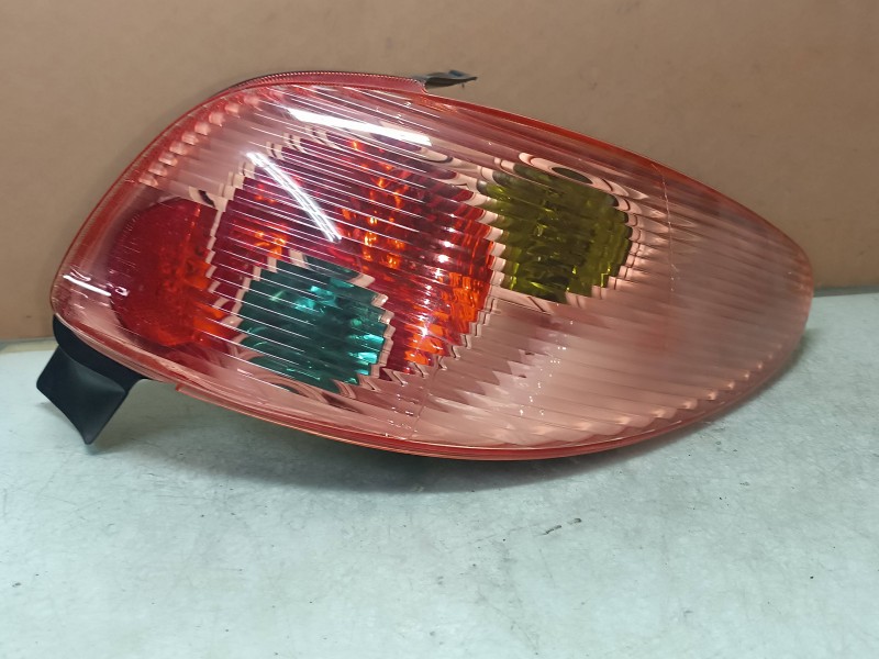 Recambio de piloto trasero derecho para peugeot 206 berlina xt referencia OEM IAM   