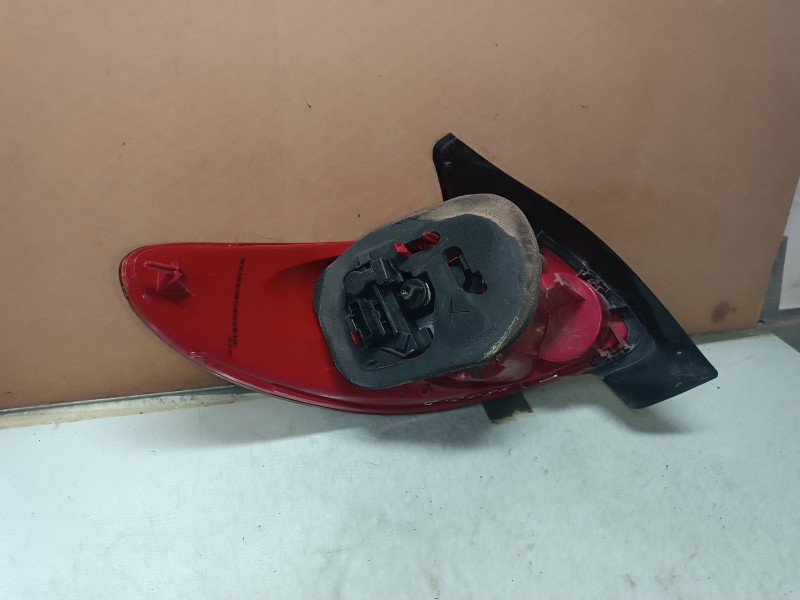 Recambio de piloto trasero derecho para peugeot 206 berlina xt referencia OEM IAM   