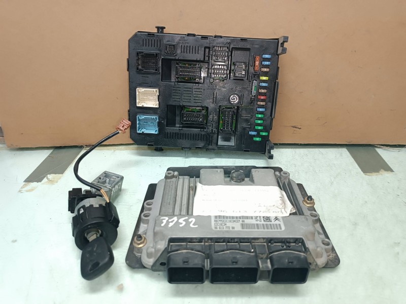 Recambio de centralita motor uce para peugeot 307 berlina (s2) xs referencia OEM IAM 9661377280 9660105980 KIT - BOSCH