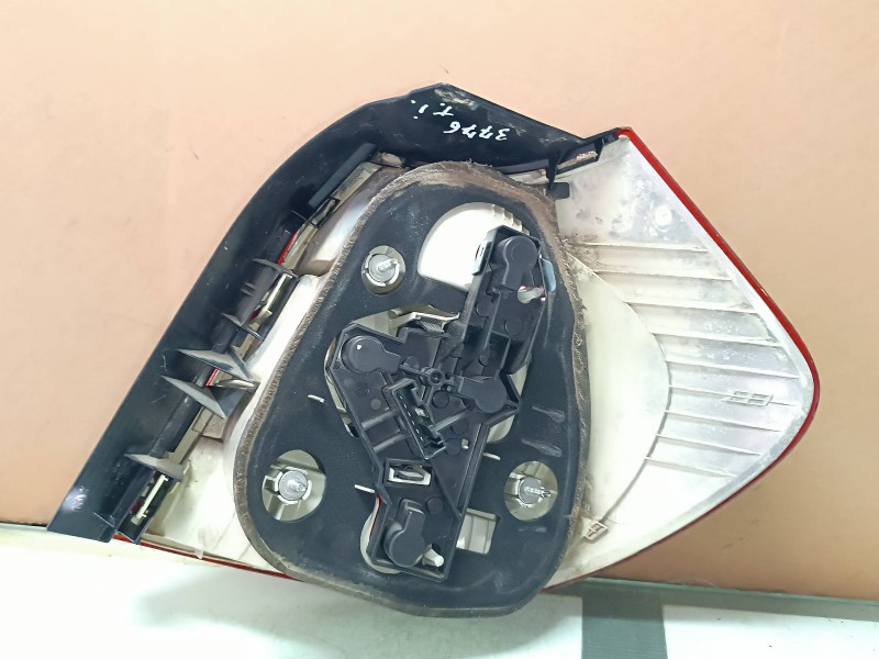 Recambio de piloto trasero izquierdo para bmw serie 1 berlina (e81/e87) 120d referencia OEM IAM 63210397034 63216924501 VALEO