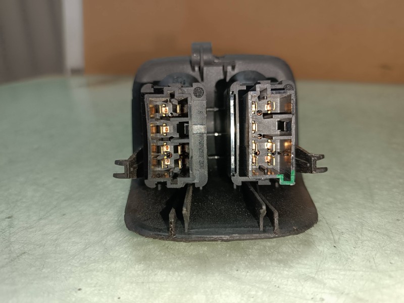 Recambio de mando elevalunas delantero izquierdo para peugeot 206 berlina xt referencia OEM IAM   