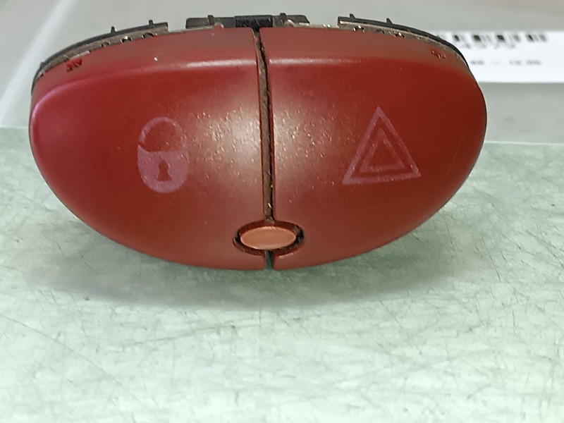 Recambio de warning para peugeot 206 berlina xt referencia OEM IAM 40377877  CONECTOR 5 PINES
