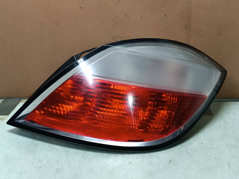 Recambio de piloto trasero derecho para opel astra h berlina elegance referencia OEM IAM 159728  