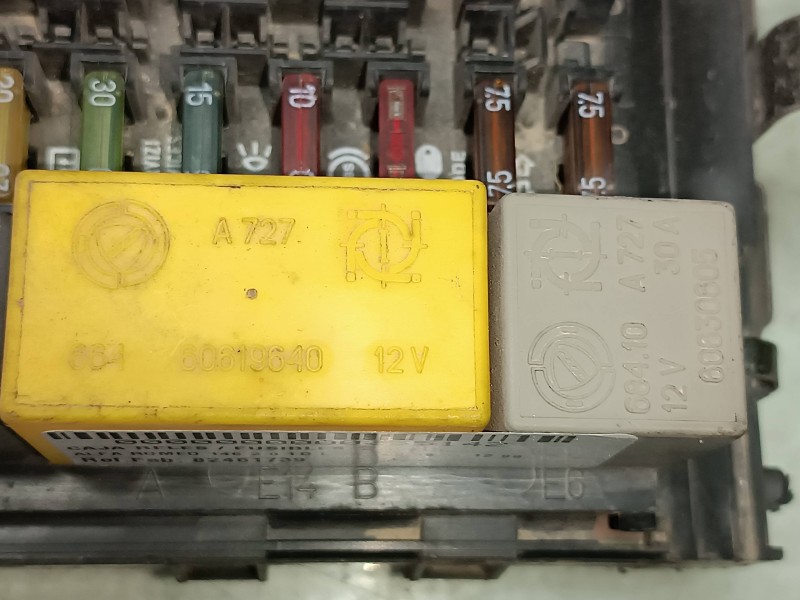 Recambio de caja reles / fusibles para alfa romeo 146 2.0 td l referencia OEM IAM 82461739 60619640 60618024