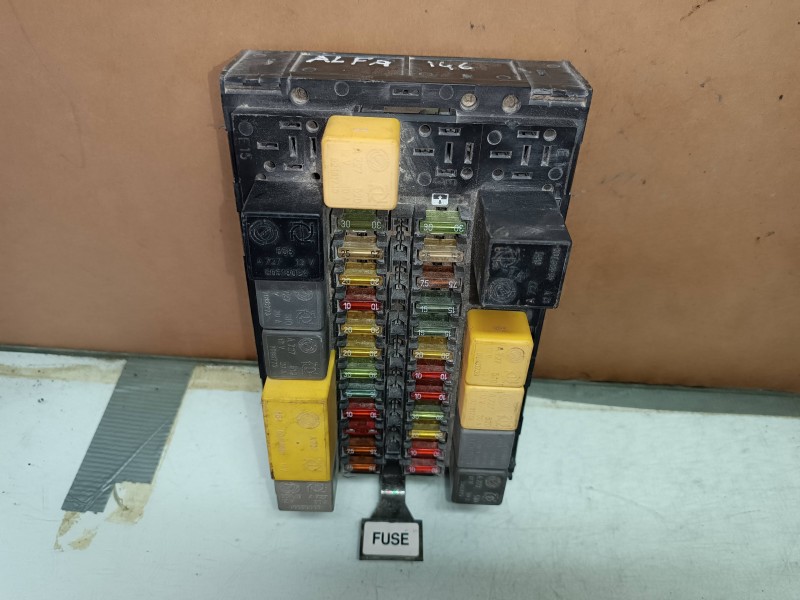 Recambio de caja reles / fusibles para alfa romeo 146 2.0 td l referencia OEM IAM 82461739 60619640 60618024