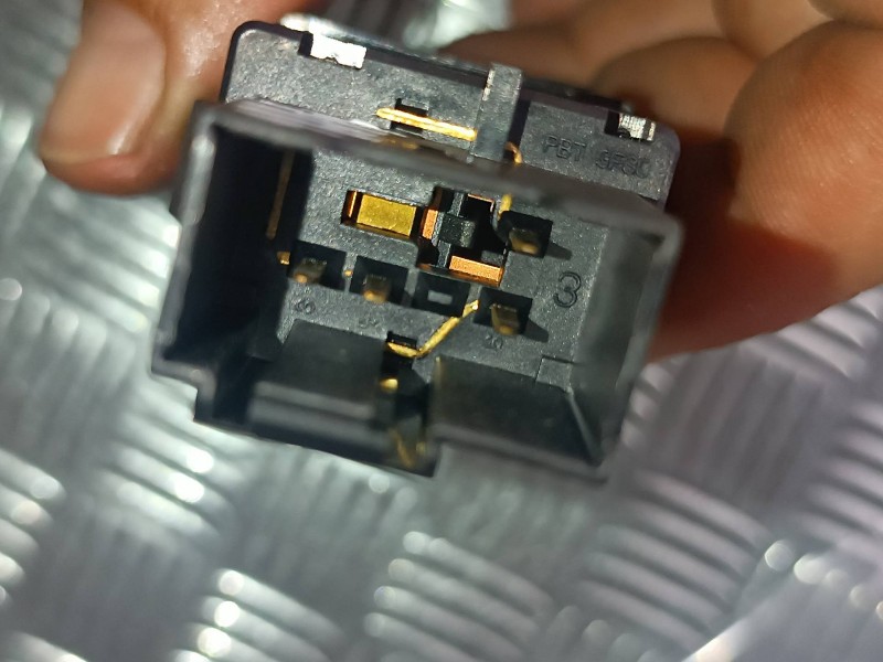 Recambio de warning para seat ibiza (6l1) cool referencia OEM IAM 6L1953235A  CONECTOR 4 PINES