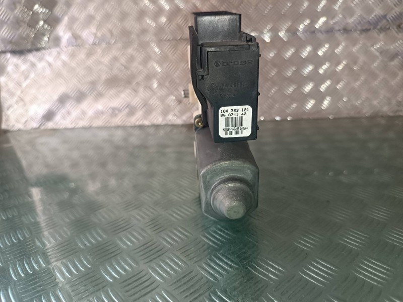 Recambio de motor elevalunas delantero derecho para seat ibiza (6l1) cool referencia OEM IAM 11386102 104383101 