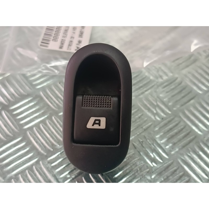 Recambio de mando elevalunas delantero izquierdo para citroen c3 1.4 hdi sx plus referencia OEM IAM 96401489XT  CONECTOR 4 PINES