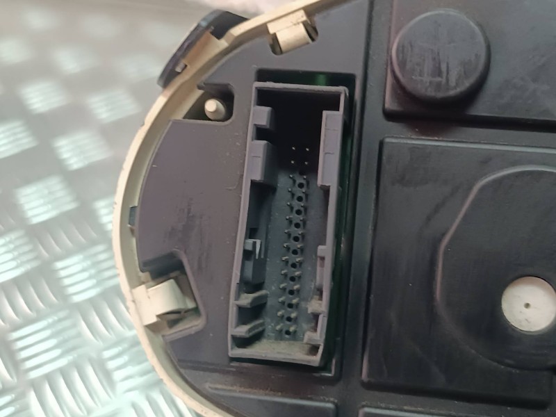 Recambio de cuadro instrumentos para ford fiesta (cb1) titanium referencia OEM IAM VP8A6F10894BC 44ZP435 