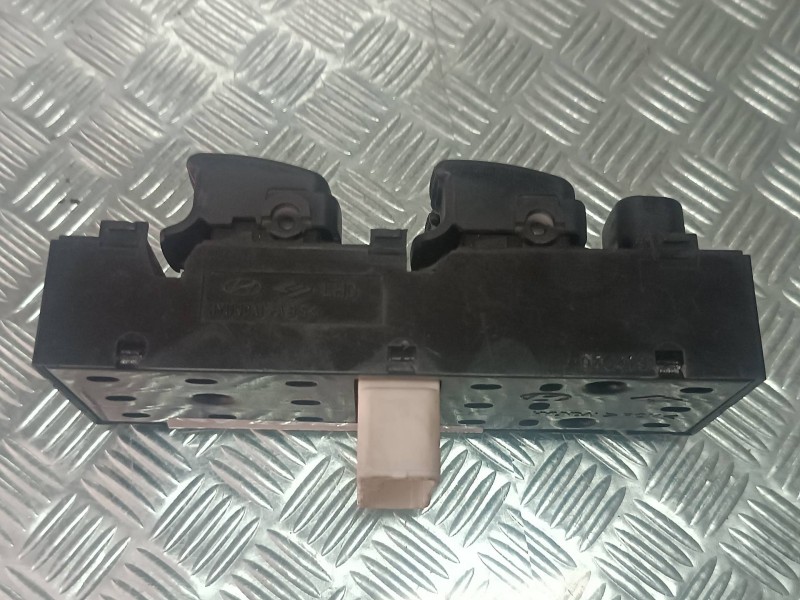 Recambio de mando elevalunas delantero izquierdo para hyundai i20 classic referencia OEM IAM   CONECTOR 14 PINES