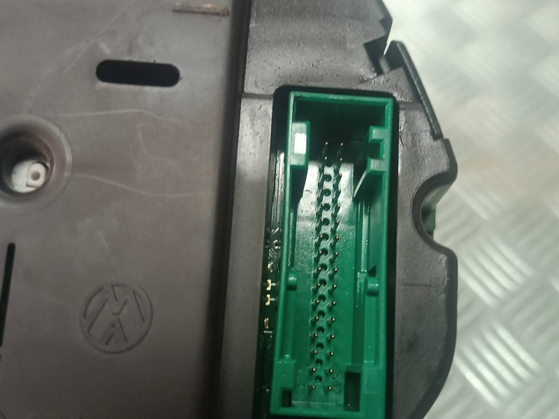 Recambio de cuadro instrumentos para volkswagen polo (9n3) advance referencia OEM IAM 6Q0920825F 110080321037A VDO