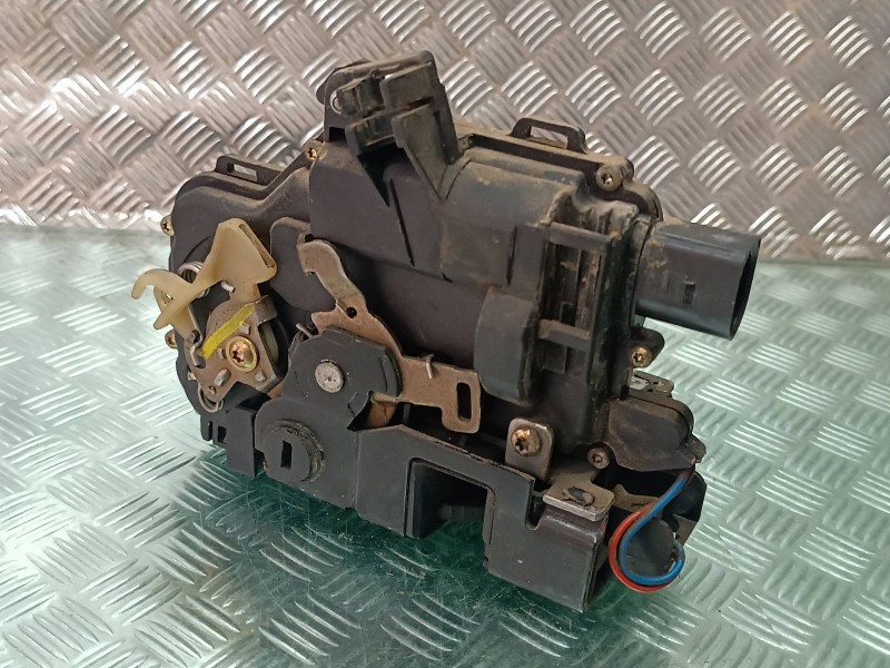 Recambio de cerradura puerta trasera izquierda para seat leon (1m1) signo referencia OEM IAM 3B4839015A  ELECTRICA