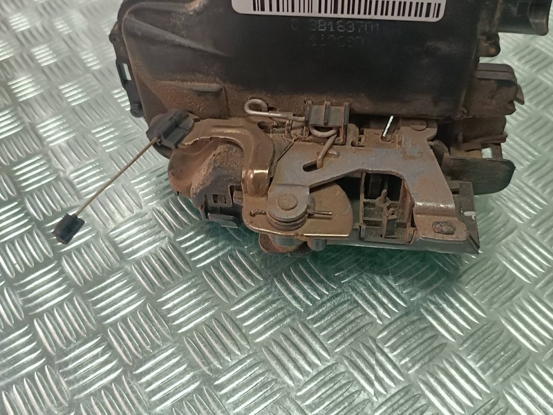 Recambio de cerradura puerta delantera derecha para seat leon (1m1) signo referencia OEM IAM 3B1837016  ELECTRICA